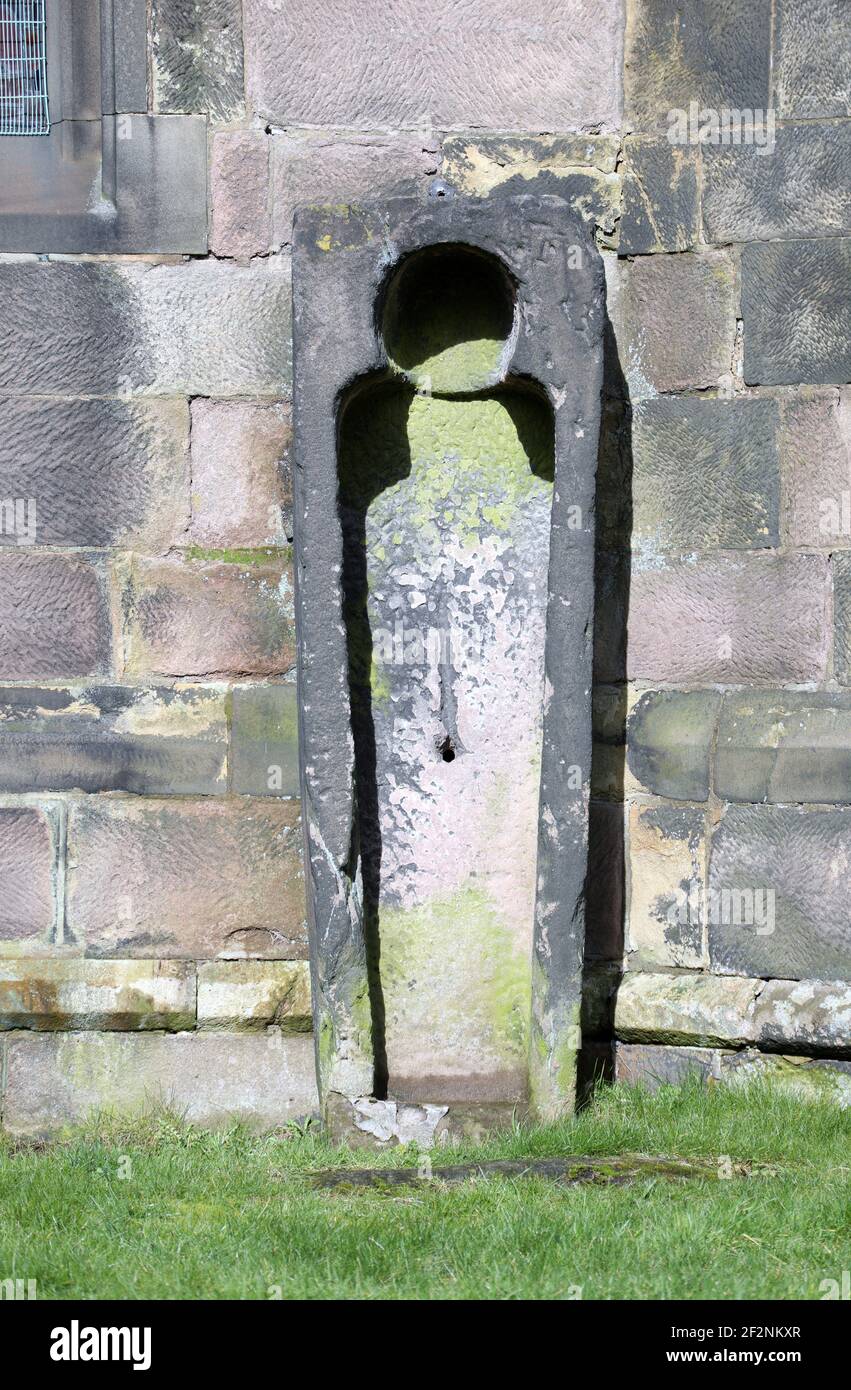 Mittelalterlicher Steinsarg in der Pfarrkirche St. Marys in Wirksworth Stockfoto
