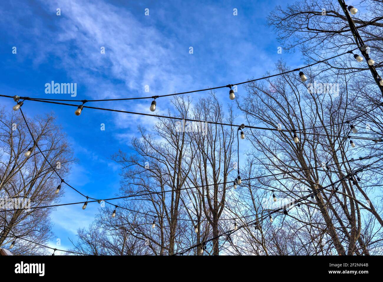 Ein Bring von Outdoor-Terrasse Lichter gegen ein schönes Blau Nachthimmel Stockfoto