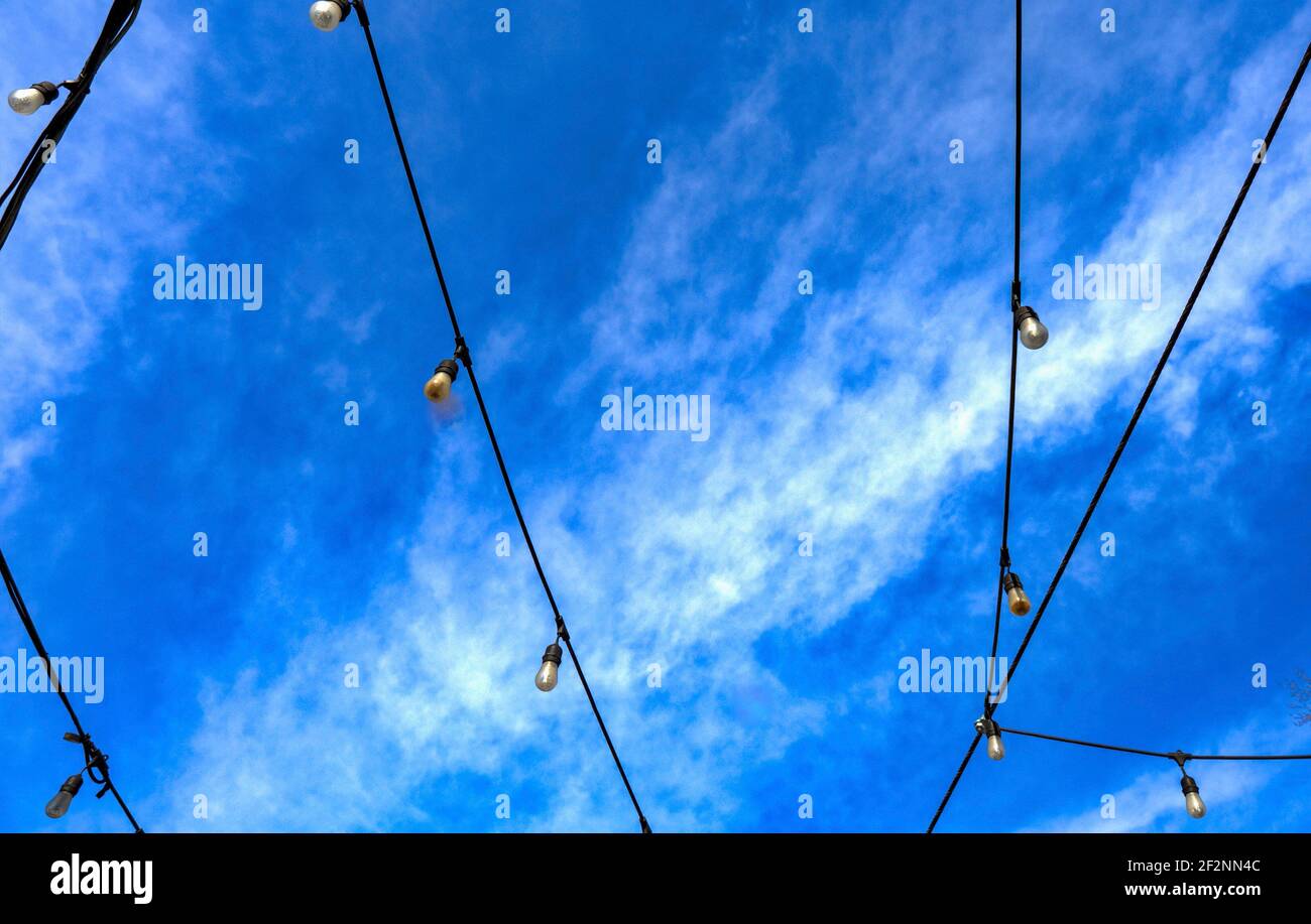 Ein Bring von Outdoor-Terrasse Lichter gegen ein schönes Blau Nachthimmel Stockfoto