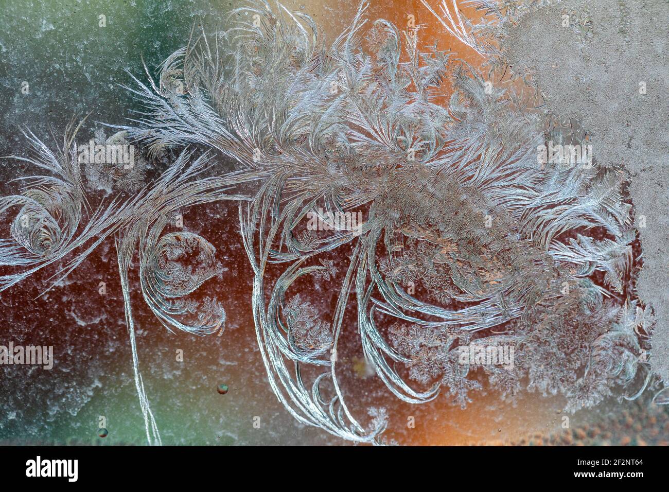 Jack Frost Radierungen auf dem Fenster, mit einem bunten Hintergrund. Stockfoto