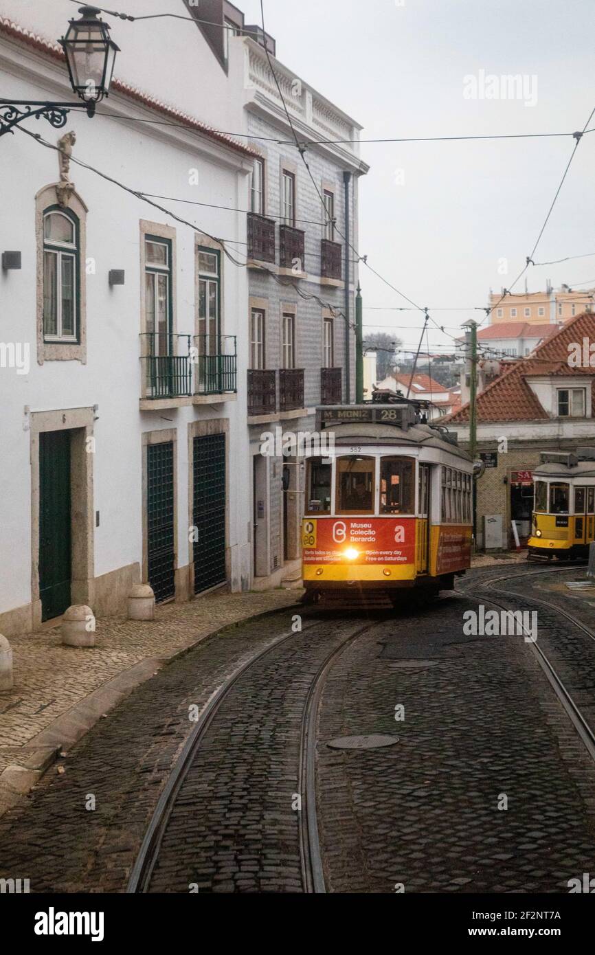 Tram 28, durch die engen Gassen des historischen Lissabon, Lissabon Portugal Stockfoto