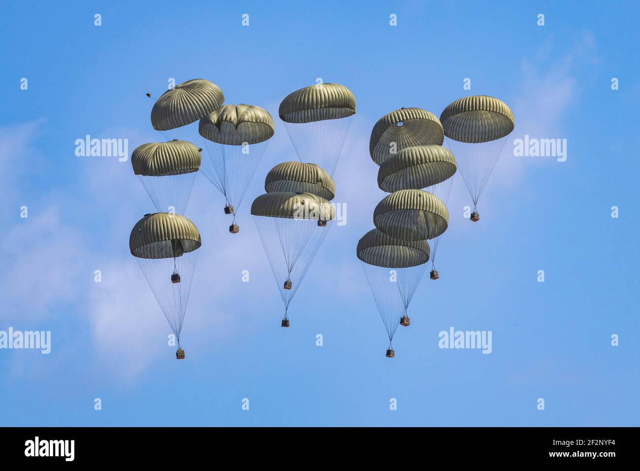 Gotemba, Japan. März 2021, 11th. Japan Ground Self-Defence Force Containerized Delivery System bündelt Drop von einem US Air Force C-130J Super Hercules Flugzeug während der Übung Airborne 21 im Camp Fuji 11. März 2021 in der Nähe von Gotemba, Japan. Exercise Airborne 21 ist der größte US-japanische Flugbetrieb in der Geschichte. Quelle: Planetpix/Alamy Live News Stockfoto