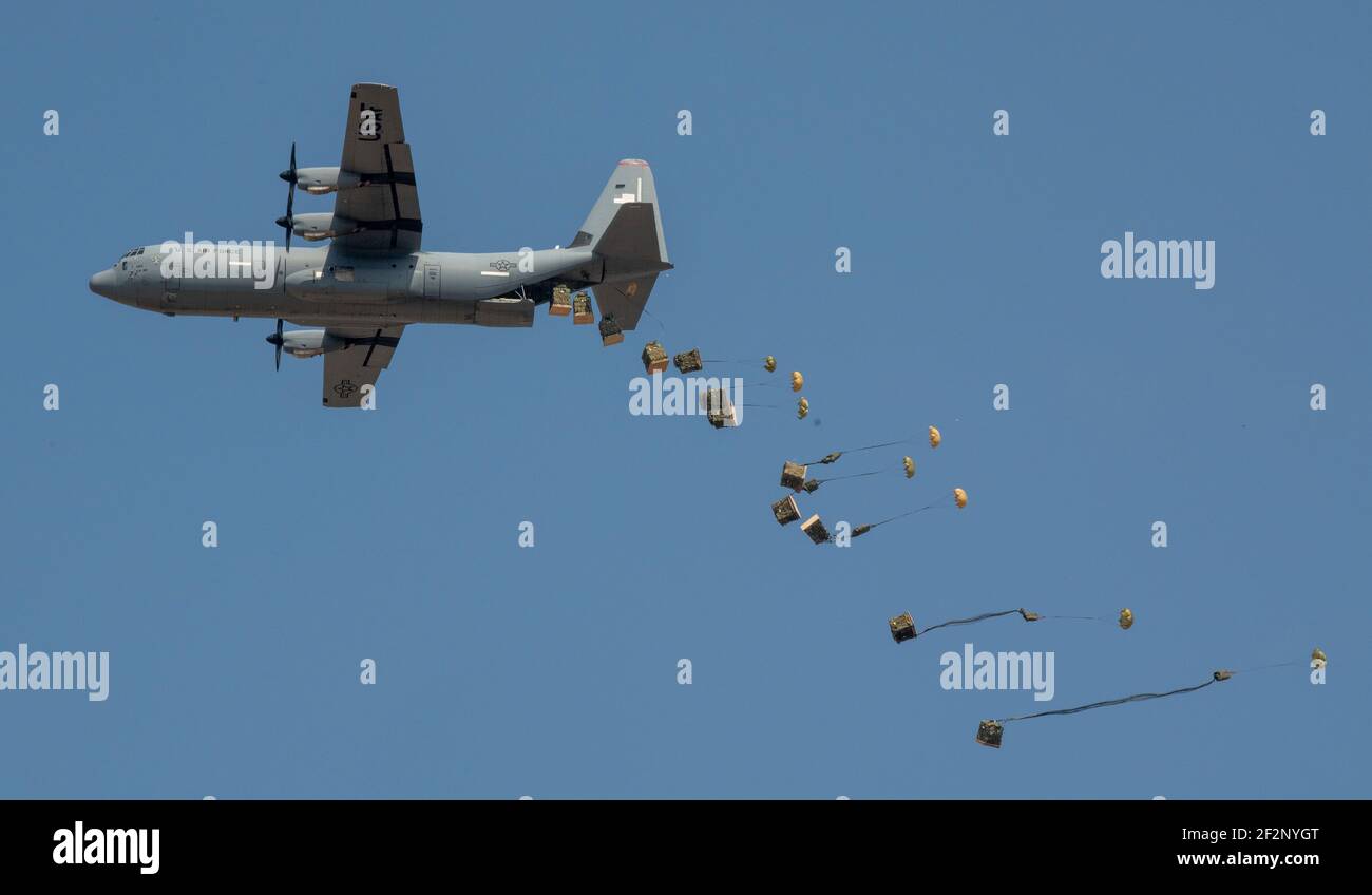 Gotemba, Japan. März 2021, 11th. Japan Ground Self-Defence Force Containerized Delivery System bündelt Drop von einem US Air Force C-130J Super Hercules Flugzeug während der Übung Airborne 21 im Camp Fuji 11. März 2021 in der Nähe von Gotemba, Japan. Exercise Airborne 21 ist der größte US-japanische Flugbetrieb in der Geschichte. Quelle: Planetpix/Alamy Live News Stockfoto