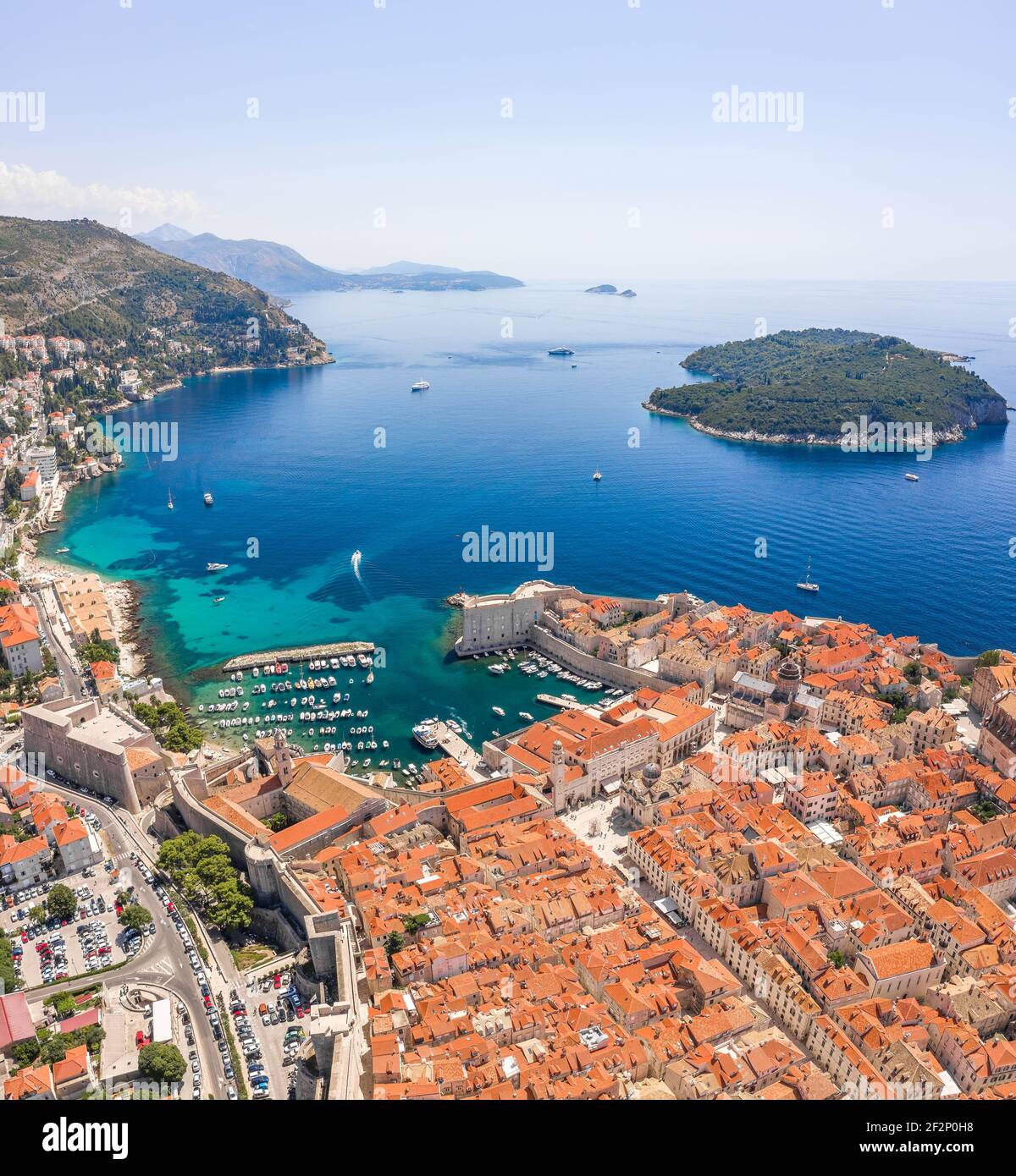 Luftdrohnenaufnahme von Otok Lokrum in der Nähe der Adria Dubrovnik Altstadt in Kroatien Sommermittags Stockfoto