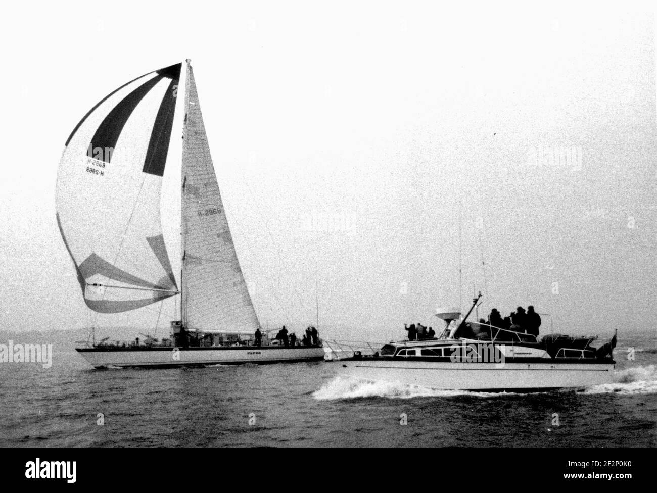 FLYER ÜBERQUERT DIE GEWINNLINIE, UM DAS 1981-WELT-YACHT-RENNEN ZU GEWINNEN. PIC MIKE WALKER, Stockfoto