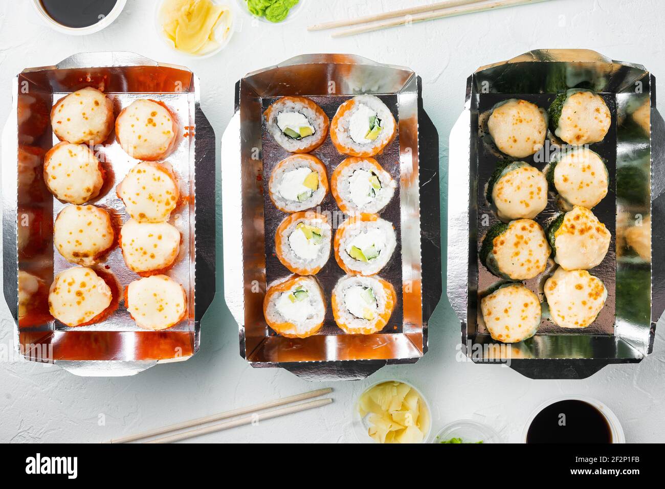 Sushi Roll Delivery Set, auf weißem Stein Hintergrund, Draufsicht flach legen Stockfoto