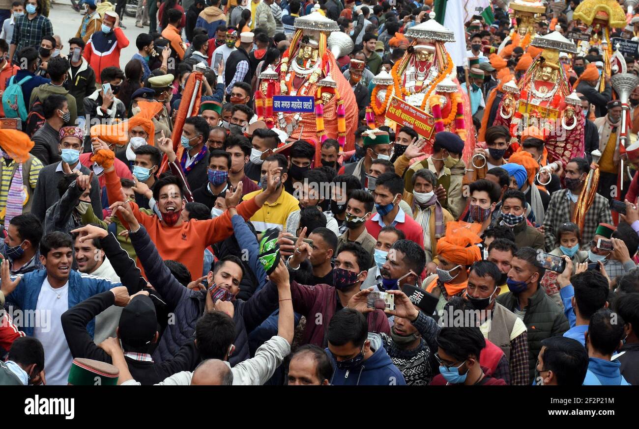 Mandi, Indien. März 2021, 12th. Hinduistische Anhänger schließen sich einer Prozession an, um das Maha Shivaratri Festival in Mandi, Himachal Pradesh, Indien, am 12. März 2021 zu markieren. Hindus markierten Maha Shivaratri Festival, indem sie Gebete zu Herrn Shiva anboten. Quelle: Str/Xinhua/Alamy Live News Stockfoto