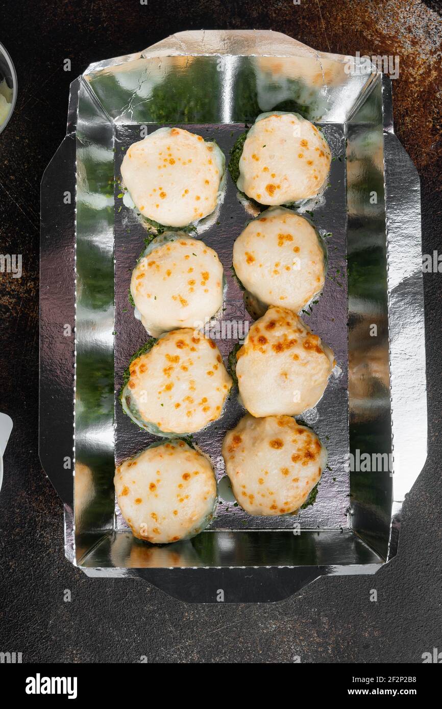 Japanisches Speisekonzept. Catering, verschiedene Arten von Sushi philadelphia Brötchen und gebackene Garnelen Brötchen Set, auf alten dunklen rustikalen Hintergrund, Draufsicht flach Lay Stockfoto