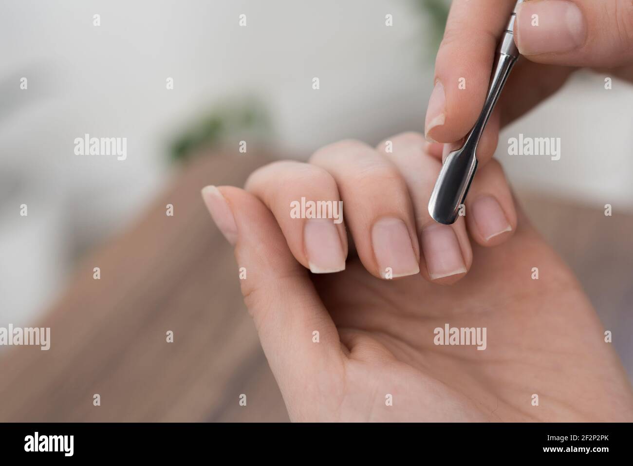 Frauen Hände machen Maniküre selbst zu Hause Stockfoto