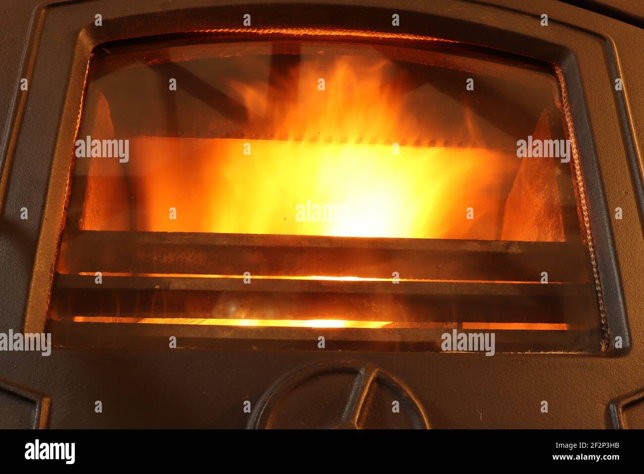Feuer brennt hell in einem Ofen im Winter Stockfoto