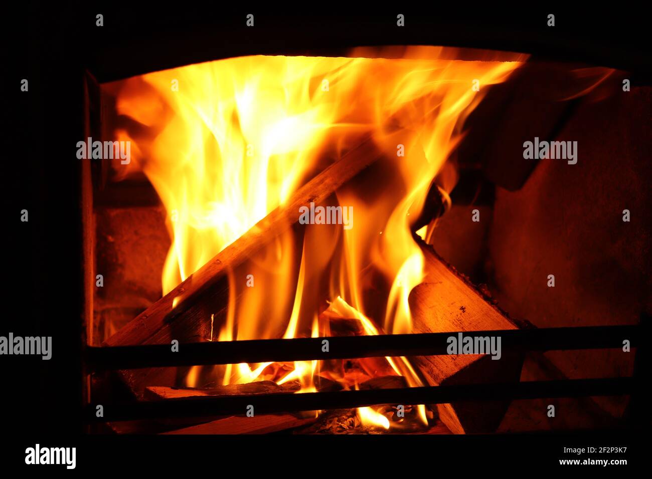 Feuer brennt hell in einem Ofen im Winter Stockfoto