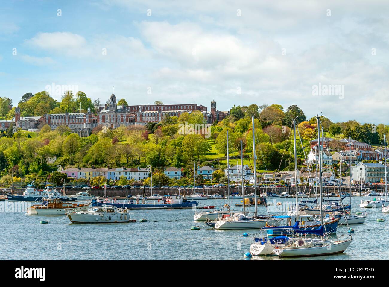 Dartmouth Marina am Fluss Dart mit dem Britannia Royal Naval College im Hintergrund, Devon, England, Großbritannien Stockfoto