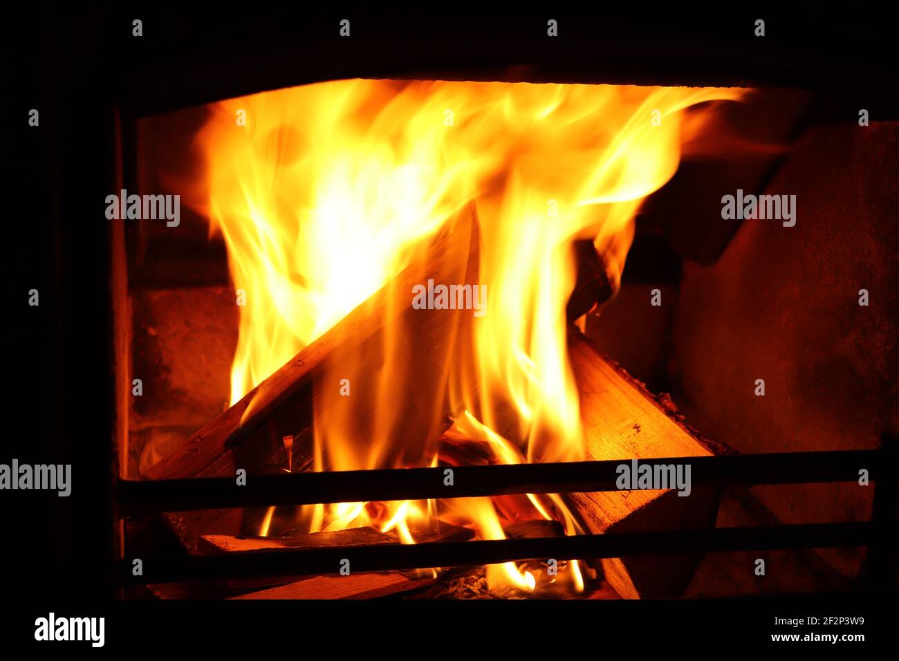 Feuer brennt hell in einem Ofen im Winter Stockfoto