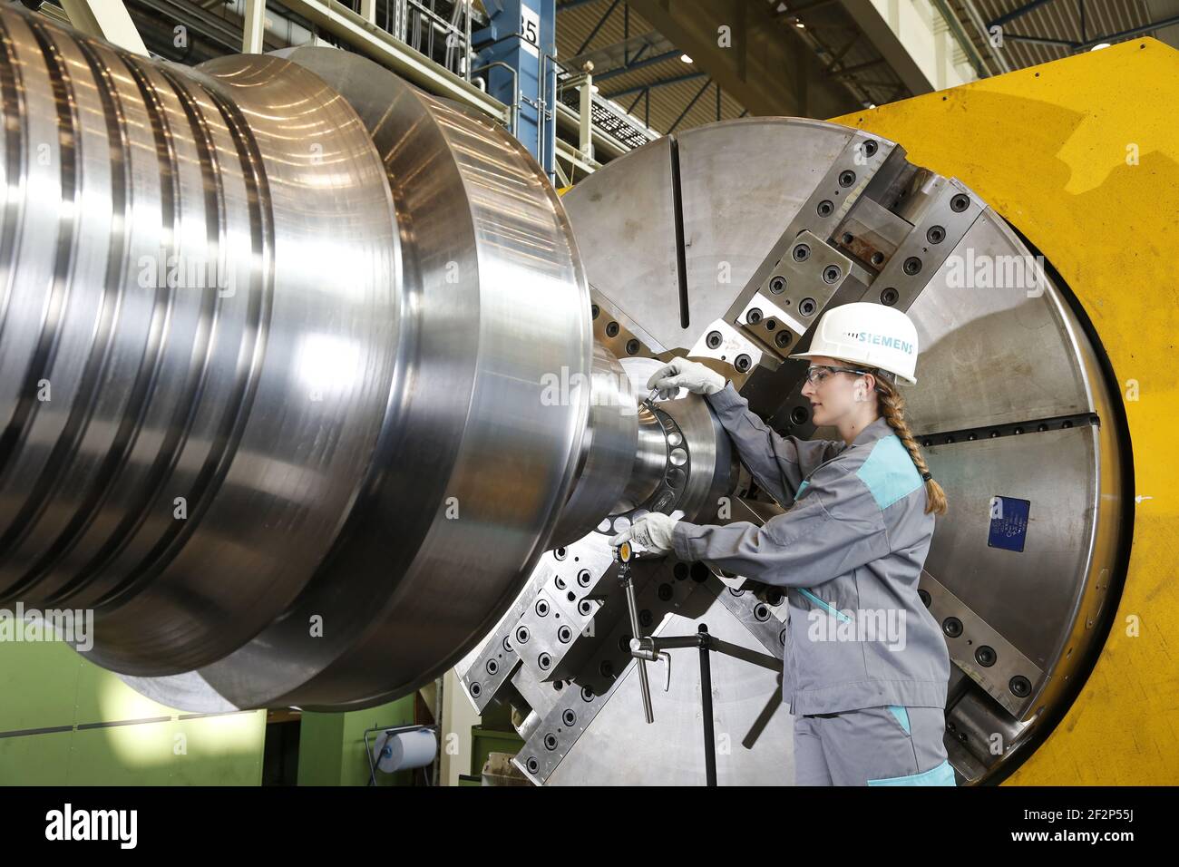 Themenfoto, Berufsausfälle bei Siemens Energy - junger Ingenieur in der Produktion, duale Ingenieurausbildung bei Siemens Energy ist die duale Ingenieurausbildung ein Duales Studium, eine Fachkräfteausbildung ("Lehrstelle") wird mit einem Ingenieurstudium kombiniert, Mülheim an der Ruhr, Nordrhein-Westfalen, Deutschland, Archivbild von 07/15/2013 Stockfoto