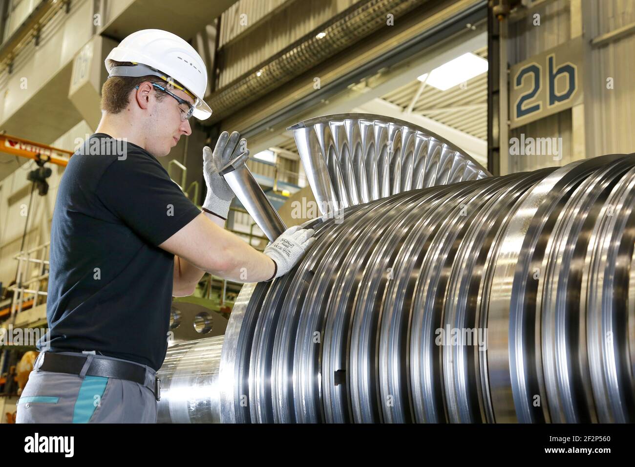 Themenfoto, Berufsausfälle bei Siemens Energy - junger Ingenieur in der Produktion, kooperative Ingenieurausbildung bei Siemens Energy ist die duale Ingenieurausbildung ein Duales Studium, eine Fachkräfteausbildung ("Lehrstelle") wird mit einem Ingenieurstudium kombiniert, Mülheim an der Ruhr, Nordrhein-Westfalen, Deutschland, Archivbild von 07/15/2013 Stockfoto