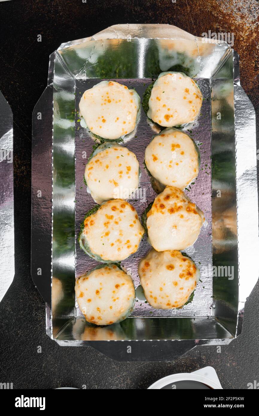 Leckere Sushi-Rollen in Einwegkisten Set, auf altem dunklen rustikalen Hintergrund, Draufsicht flach legen Stockfoto