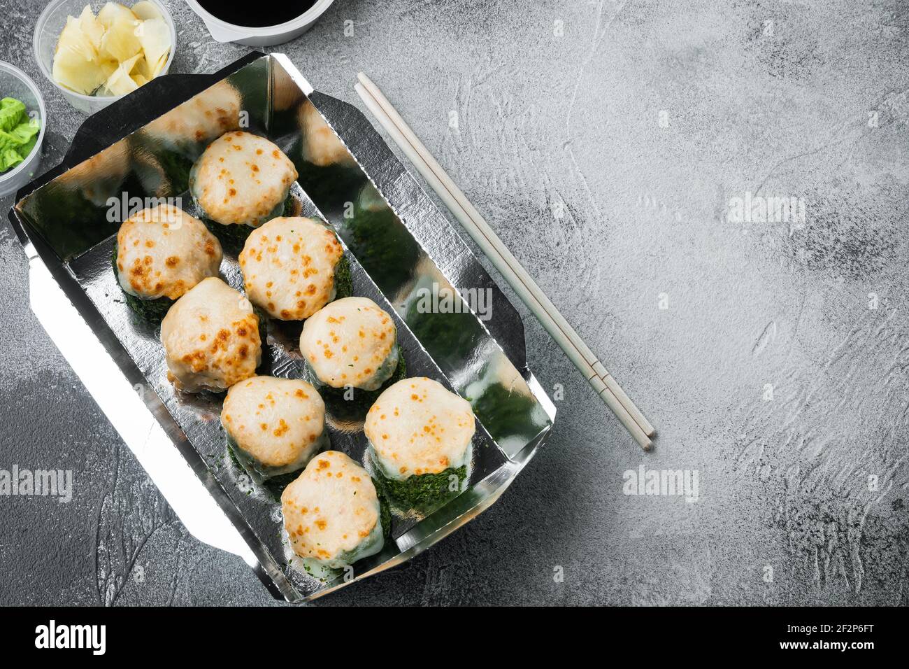 Sushi Roll Delivery Set, auf grauem Steinhintergrund, mit Copyspace und Platz für Text Stockfoto