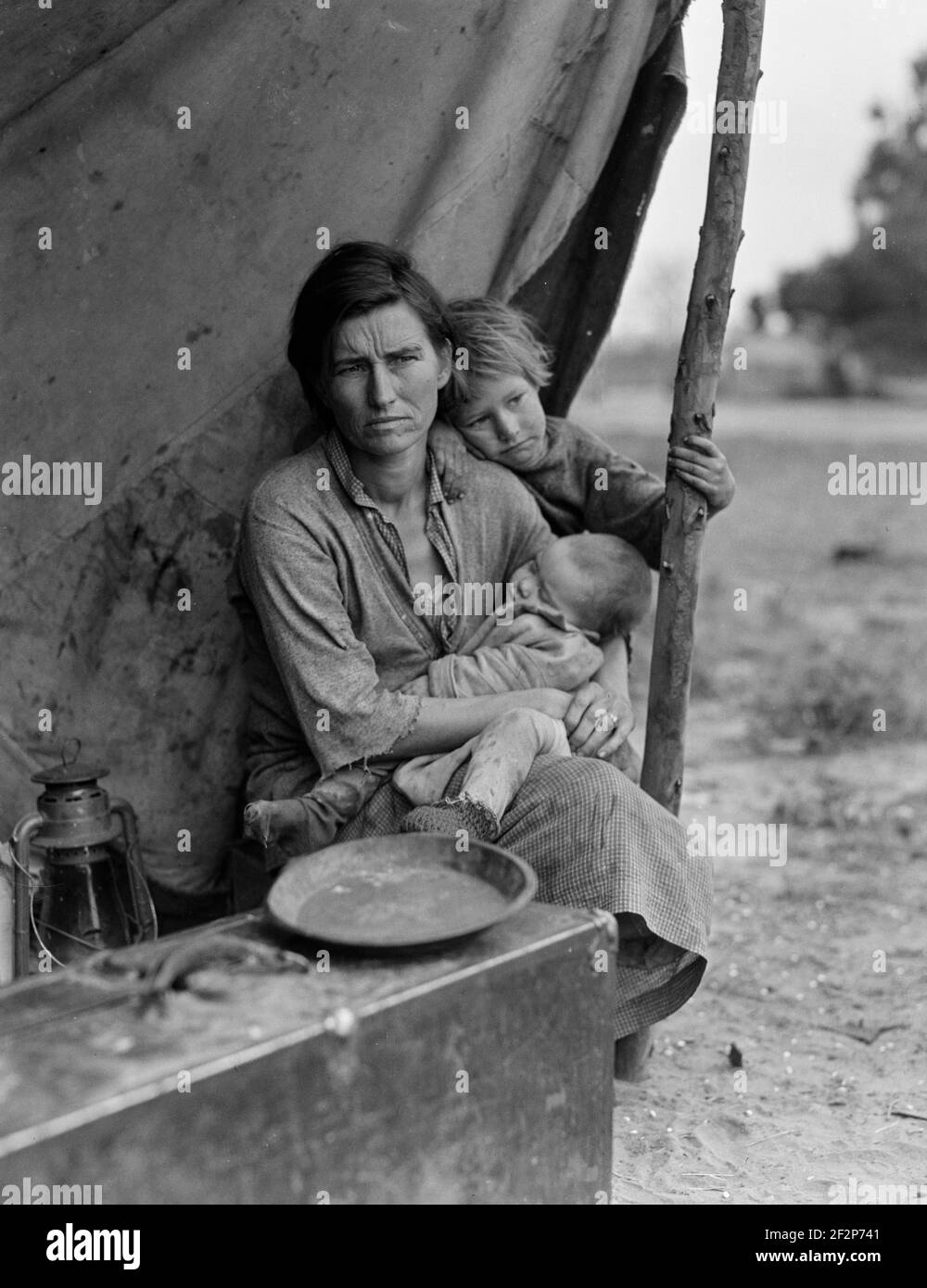 Familie der Wanderarbeiter in der Landwirtschaft. Sieben Kinder ohne Nahrung. Mutter im Alter von zweiunddreißig Jahren. Vater ist ein gebürtiger Kalifornier. Nipomo, Kalifornien Foto zeigt Florence Thompson mit zwei ihrer Kinder als Teil der 'Migrant Mother' Serie. März 1936 . Foto von Dorothea lange. Stockfoto