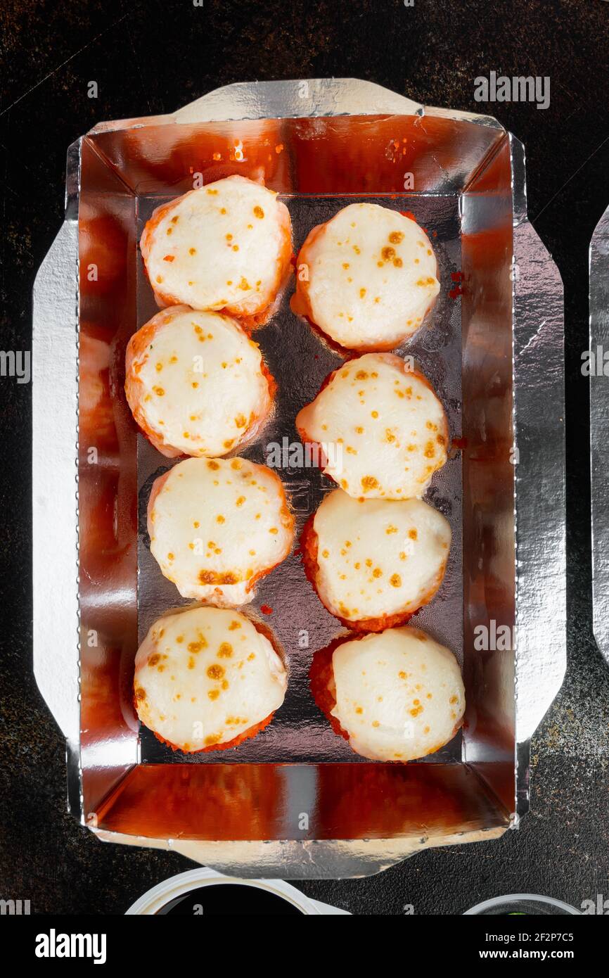 Vielfalt an verschiedenen Sushi und Brötchen, Lachs und Thunfisch im Lieferlebensmittelkonzept, auf altem dunklen rustikalen Hintergrund, Draufsicht flach Stockfoto