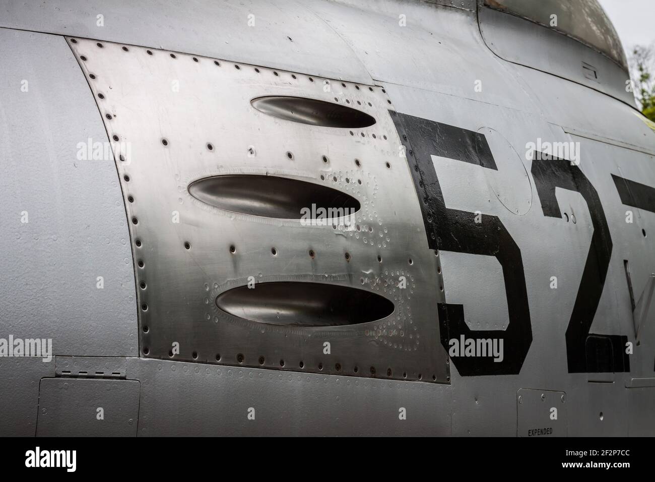 Nahaufnahme eines japanischen Mitsubishi-gebauten nordamerikanischen F-86D Sabre-Düsenjägers der Japan Air Self-Defense Force in Nara, Japan Stockfoto