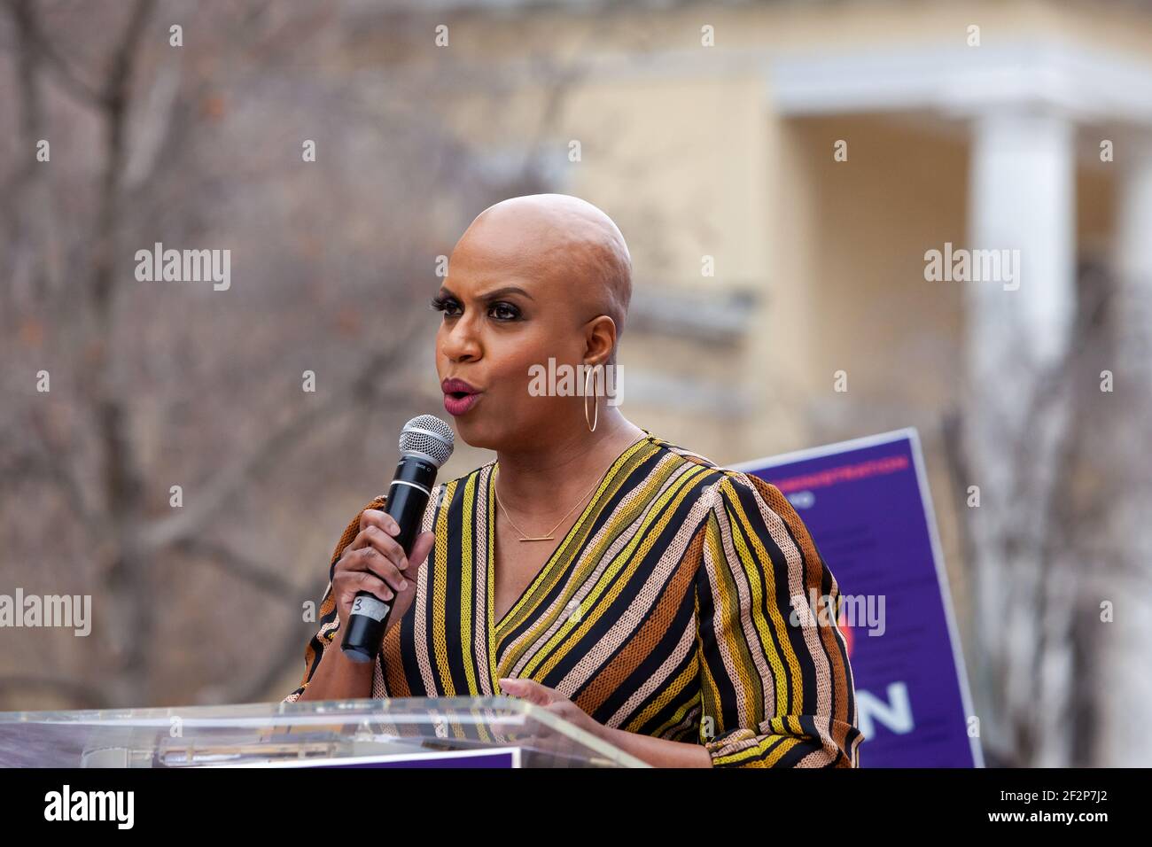 Washington, DC, USA, 12. März 2021. Im Bild: Vertreterin Ayanna Pressley spricht bei der 100 Women in 100 Days Kundgebung, die vom Nationalrat für eingekerkerte und früher eingekerkerte Frauen und Mädchen gesponsert wird. Die Kundgebung versuchte, Präsident Joe Biden unter Druck zu setzen, während seiner ersten 100 dau=ys im Amt 100 Frauen in Bundesgefängnissen Gnade zu gewähren. Kredit: Allison C Bailey/Alamy Live Nachrichten Stockfoto