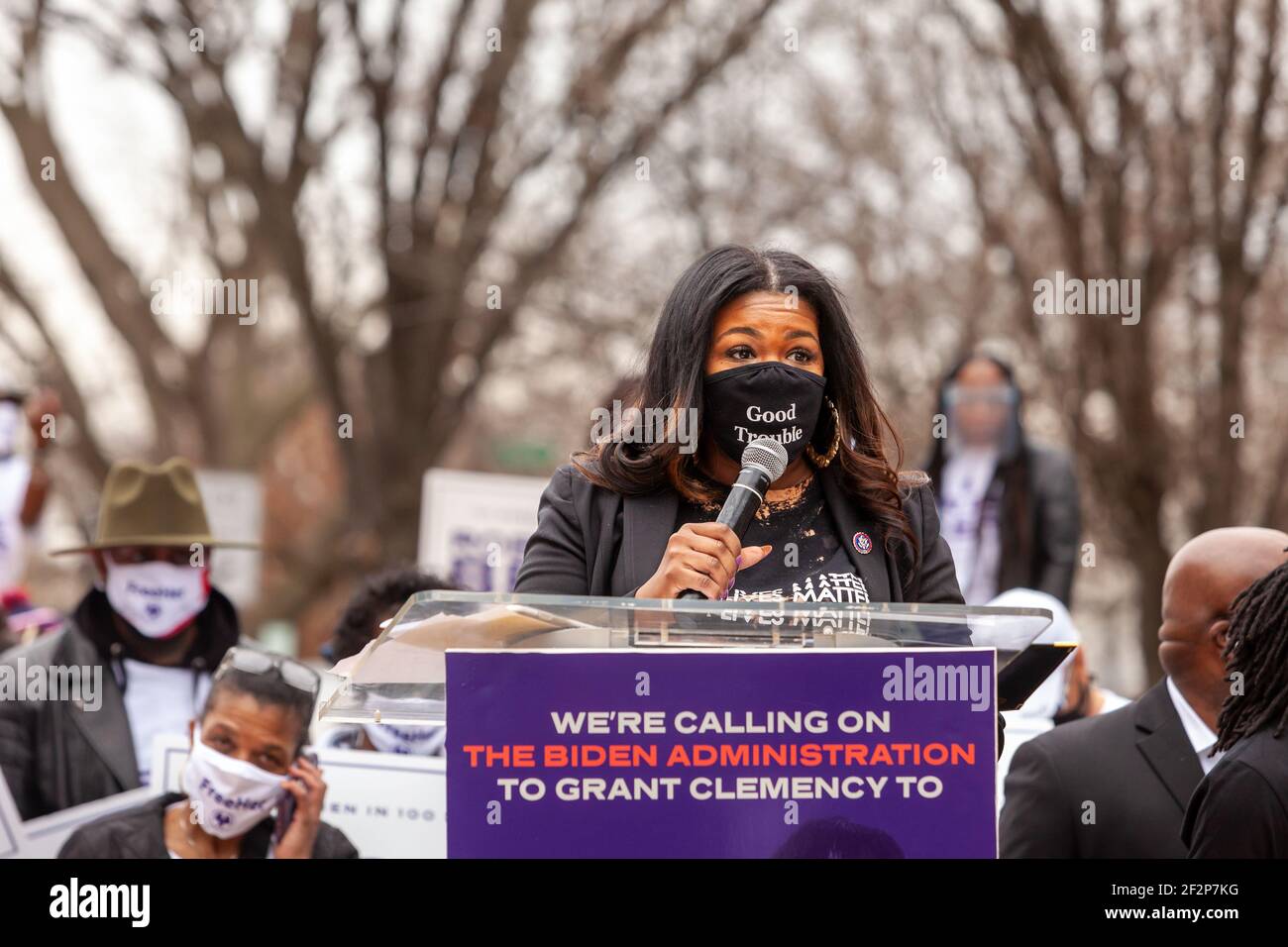 Washington, DC, USA, 12. März 2021. Im Bild: Die Vertreterin Cori Bush spricht bei der 100 Women in 100 Days Kundgebung, die vom Nationalrat für eingekerkerte und früher eingekerkerte Frauen und Mädchen gesponsert wird. Die Kundgebung versuchte, Präsident Joe Biden unter Druck zu setzen, während seiner ersten 100 dau=ys im Amt 100 Frauen in Bundesgefängnissen Gnade zu gewähren. Kredit: Allison C Bailey/Alamy Live Nachrichten Stockfoto