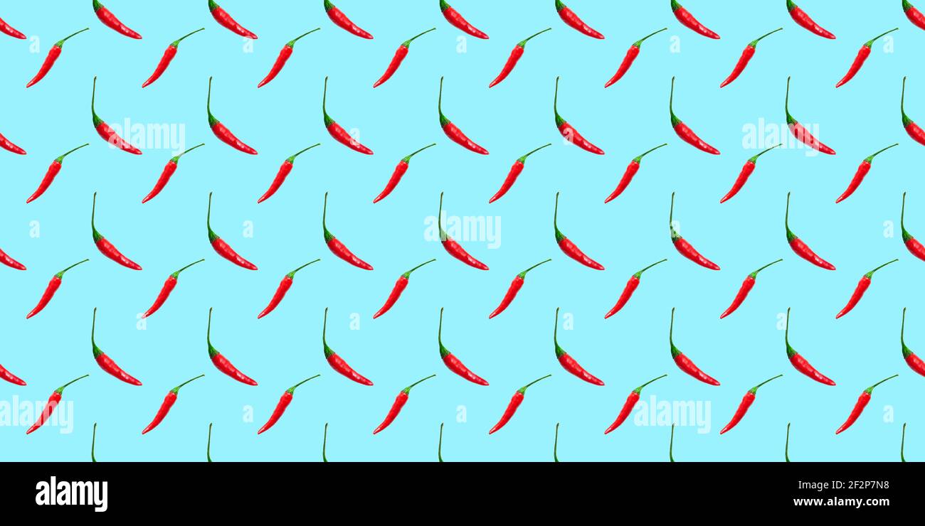 Rote Chili Paprika nahtlose Muster auf blauem Hintergrund isoliert. Draufsicht. Flach liegend. Banner Stockfoto