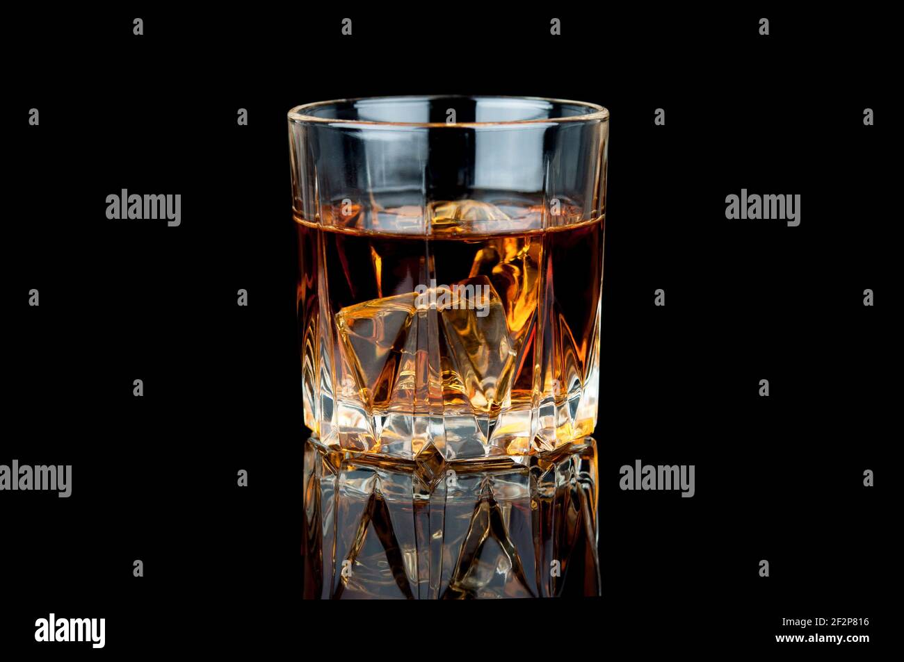 Whiskey mit Eis auf schwarzem Hintergrund. Stockfoto