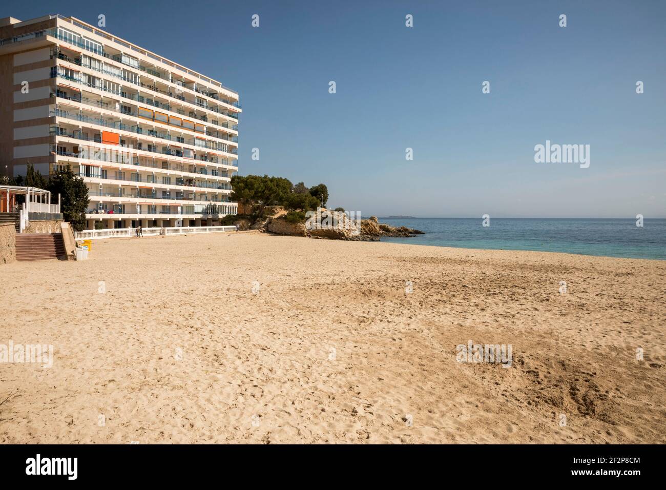 Palmanova, Mallorca, Spanien. März 2021, 12th. Apartment Gebäude am leeren Strand von Palmanova auf Mallorca. Quelle: John-Patrick Morarescu/ZUMA Wire/Alamy Live News Stockfoto