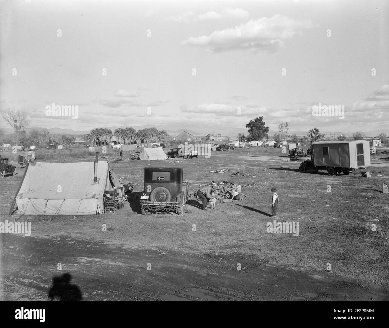 Hooverville aus Bakersfield, Kalifornien. Eine schnell wachsende Gemeinschaft von Menschen leben mieten-frei am Rande der Stadt Dump in welcher Art von Unterschlupf zur Verfügung. Etwa tausend Menschen leben hier und erziehen Kinder. April 1936. . Foto von Dorothea lange. Stockfoto