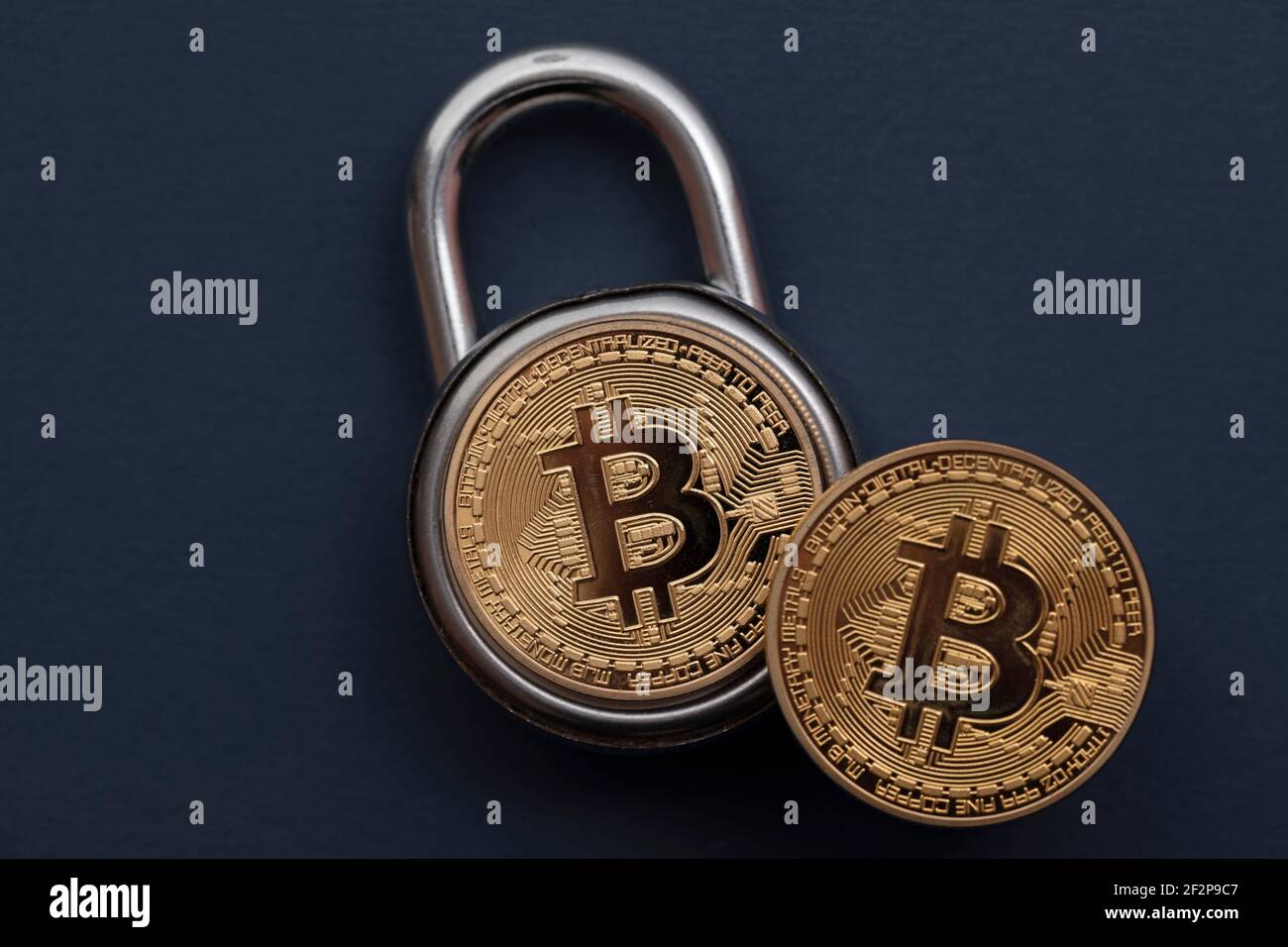 Bitcoin-Vorhängeschloss. Kryptowährungs-Investitionssicherheit und Sicherheitskonzept Stockfoto