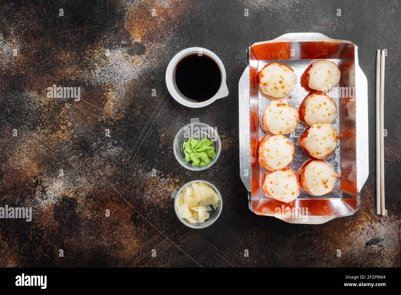 Japanisches Speisekonzept. Catering, verschiedene Arten von Sushi philadelphia Brötchen und gebackene Garnelen Brötchen Set, auf alten dunklen rustikalen Hintergrund, Draufsicht flach Lay Stockfoto