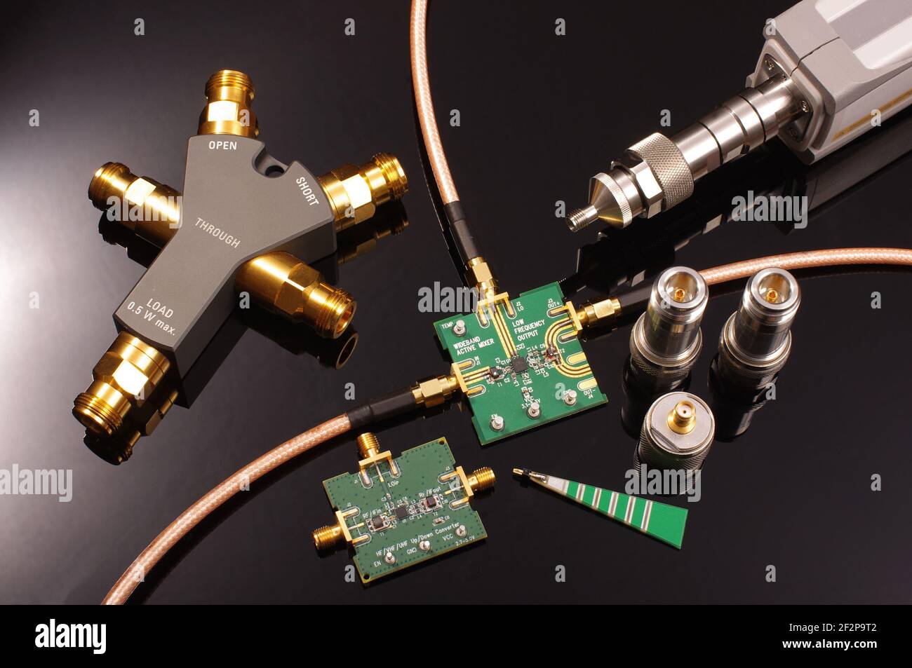 Mikrowellen-Mixer Leiterplatte und Werkzeuge für die Messung. Forschung und  Entwicklung von RF-Produkten Stockfotografie - Alamy