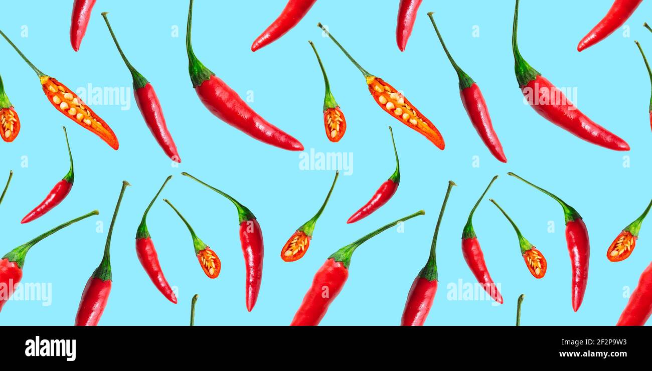 Nahtlose Muster von roten Chili Paprika isoliert auf blauem Hintergrund. Draufsicht Stockfoto