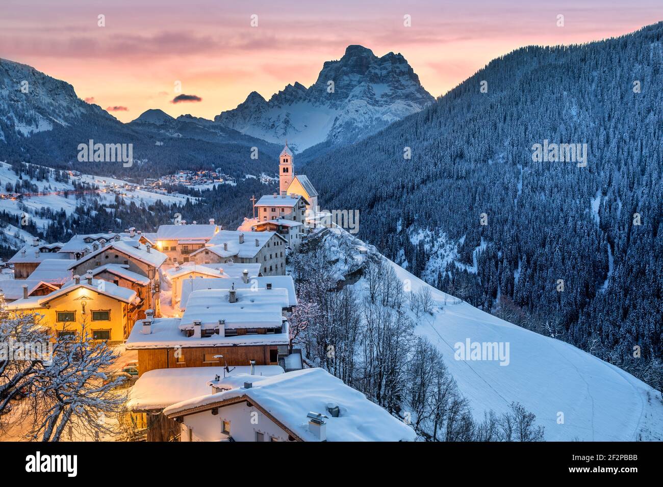 Italien, Venetien, Belluno, Agordino, das Dorf Colle Santa Lucia im Winter mit Berg Pelmo im Hintergrund, Dolomiten Stockfoto