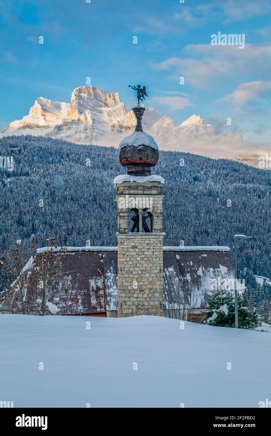 Kirche von San Rocco, 16th Jahrhundert, in Cancia di Borca di Cadore, hinter dem Berg Pelmo und dem charakteristischen Trompetenengel auf der Spitze des Glockenturms, Valle del Boite, Belluno, Venetien, Italien Stockfoto