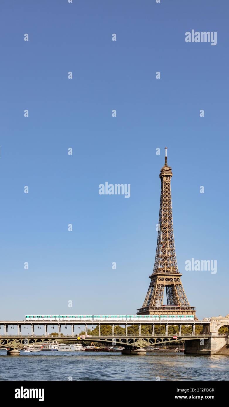 Frankreich, Paris, Eiffelturm, Metro fährt über eine Brücke und überquert die seine, Triebwagen fährt auf Gummireifen Stockfoto