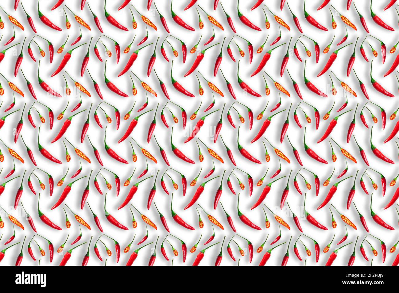 Kleine rote Chilischoten auf weißem Hintergrund isoliert. Nahtloses Muster Stockfoto