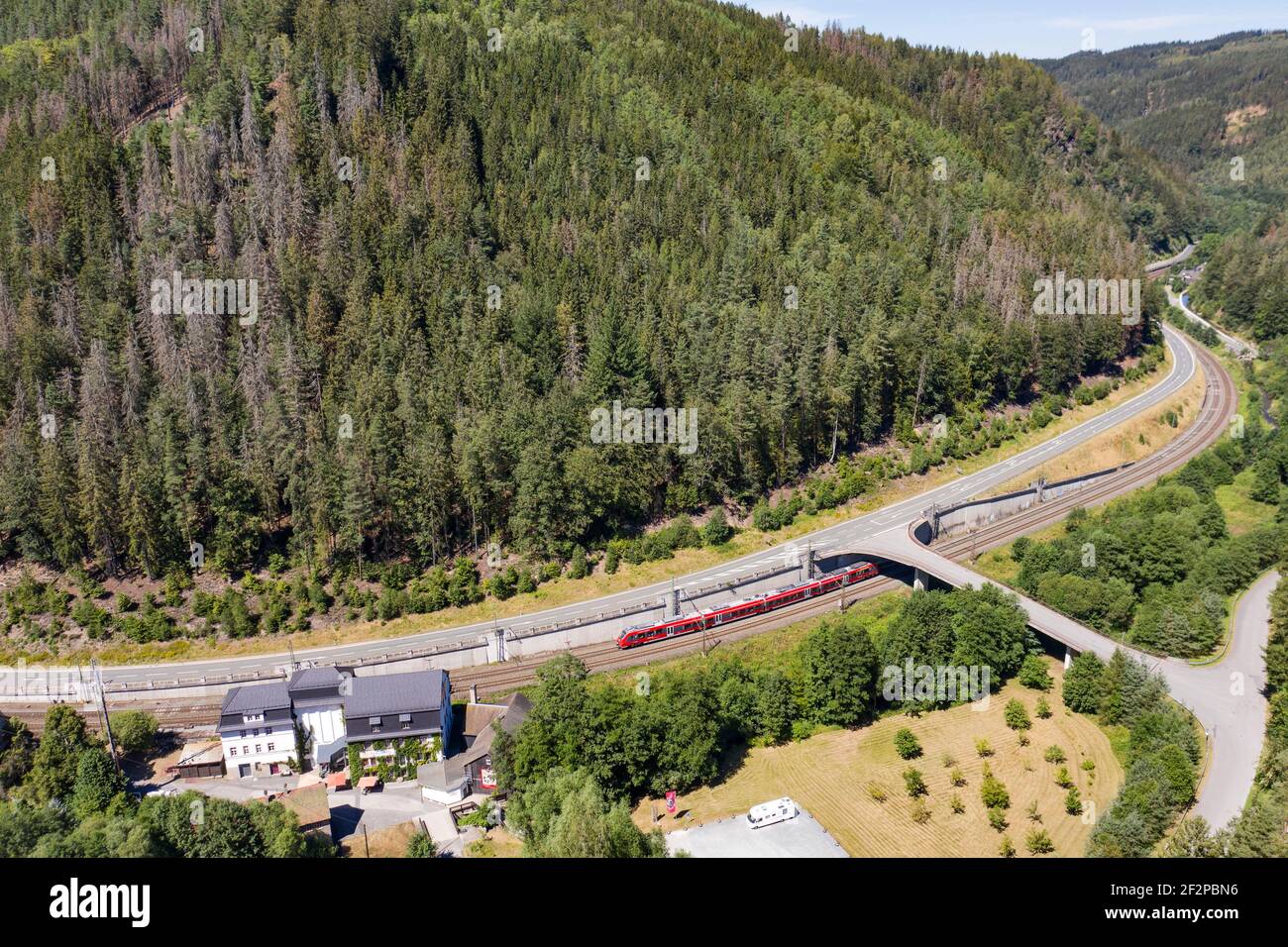 Deutschland, Bayern, Lauenstein, Fischbachsmühle, Personenzug, Regionalexpress, Leipzig - Nürnberg, Häuser, schmales Tal, Wald, Landschaft, schräge Ansicht, Luftaufnahme Stockfoto