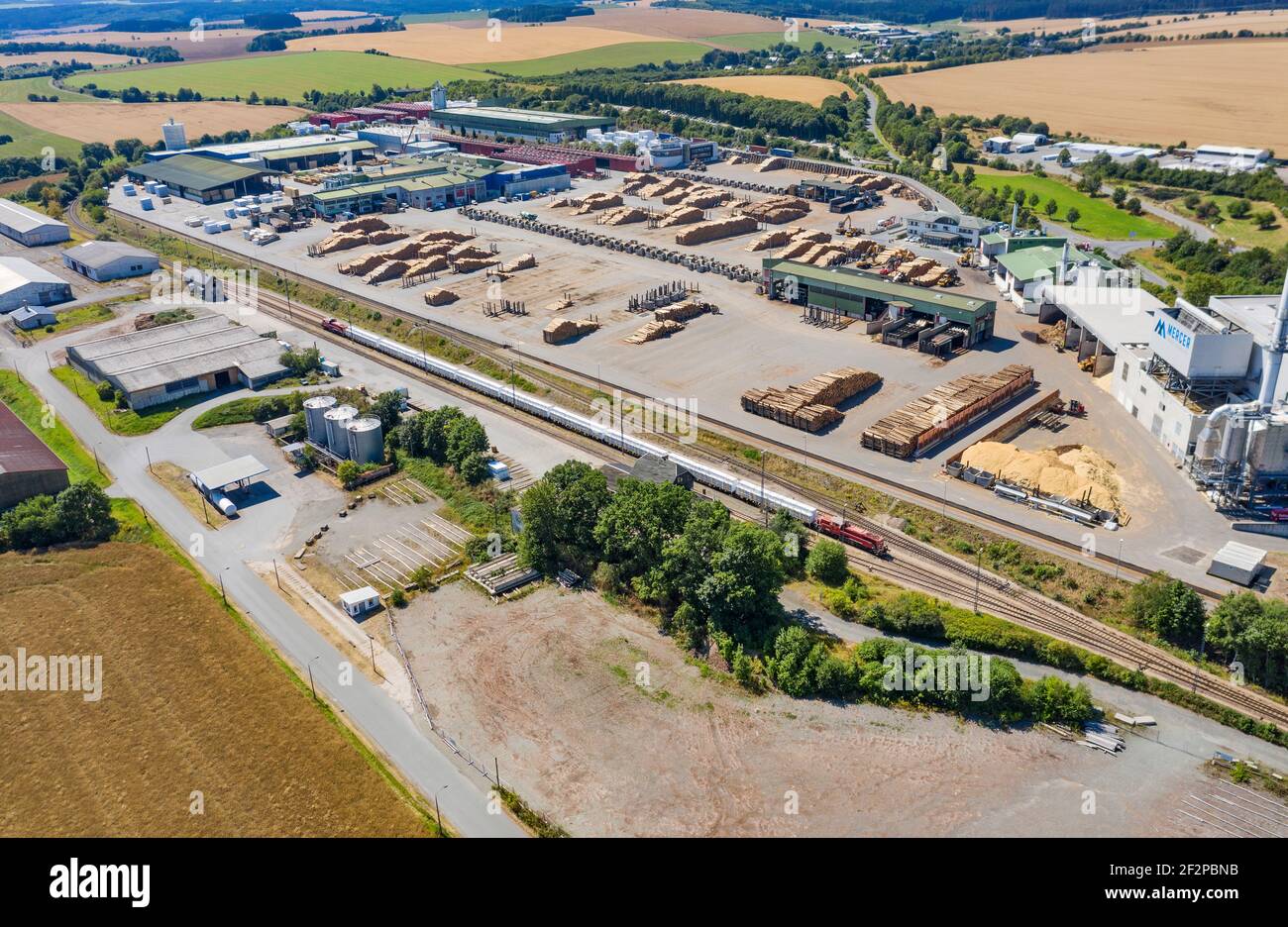 Güterzug, Fabrik, Holzhof, Hintergrundbeleuchtung Stockfoto