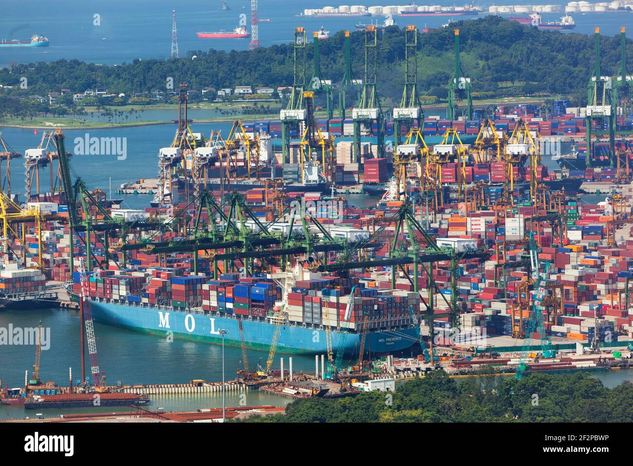 Singapur EINE Vielzahl von Containern mit Frachtern im Hafen von Singapur. Stockfoto