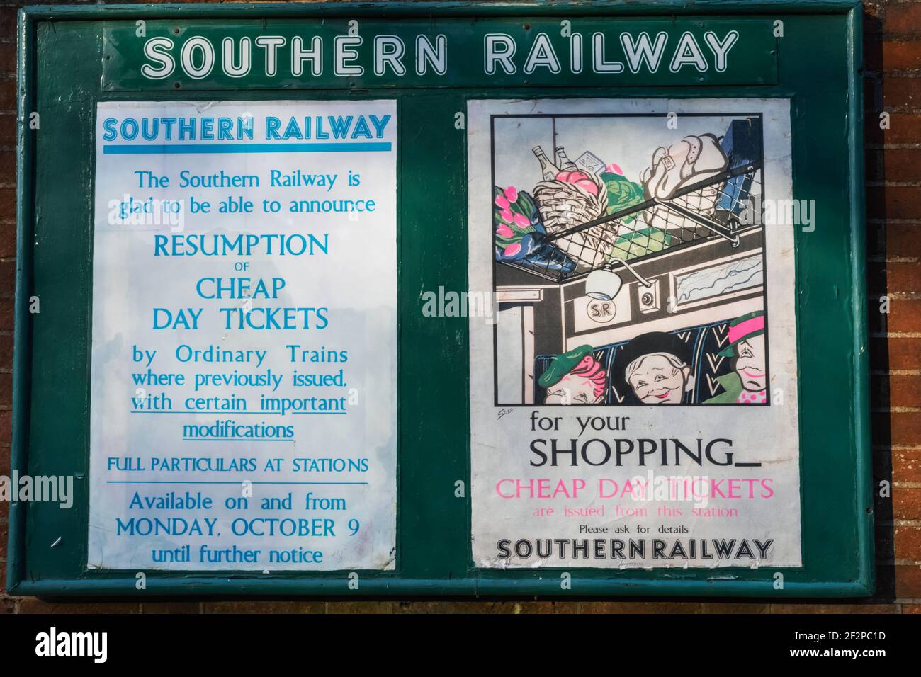 England, East Sussex, The Bluebell Railway, Horsted Keynes Station, Historic Southern Railway Werbeposter Stockfoto