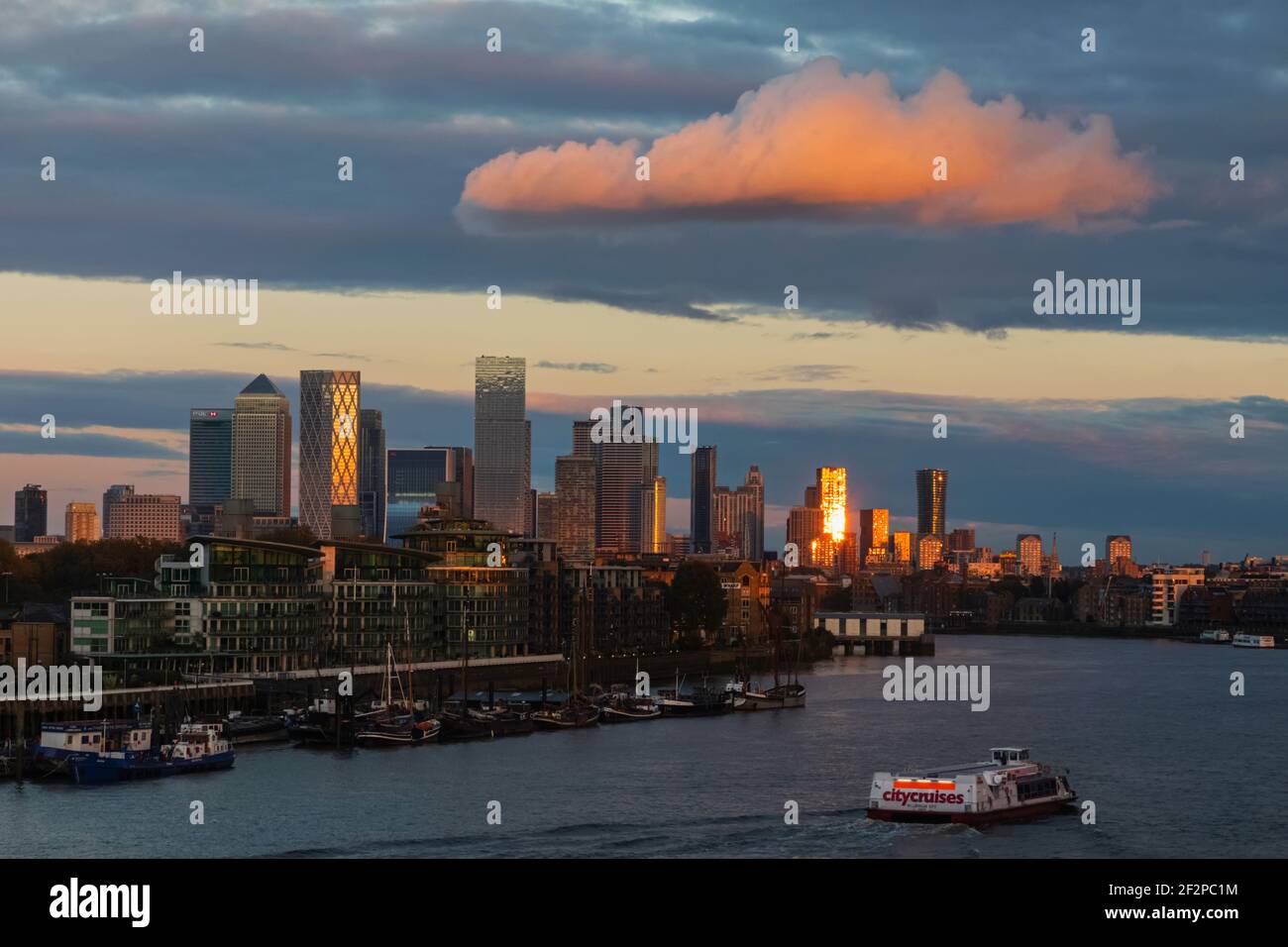 England, London, Docklands, Themse und Canary Wharf Skyline im späten Nachmittagslicht Stockfoto