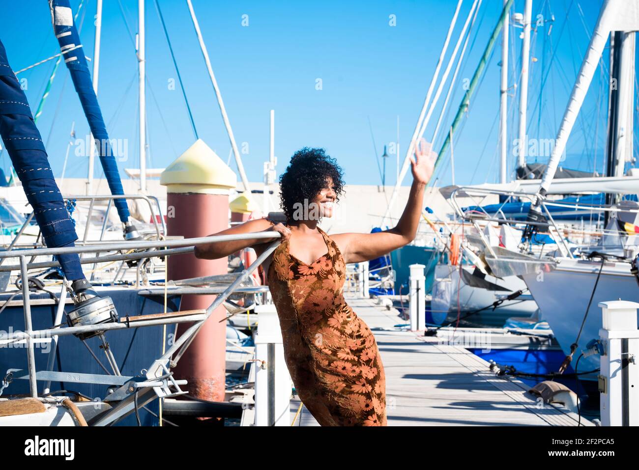 Junge und fröhliche schwarze junge Frau Tourist hallo und genießen Die Boote am Dock - Konzept des Sommerurlaubs Urlaub und Tourismus - Menschen in der Outdoor-Freizeitbeschäftigung haben Spaß Stockfoto