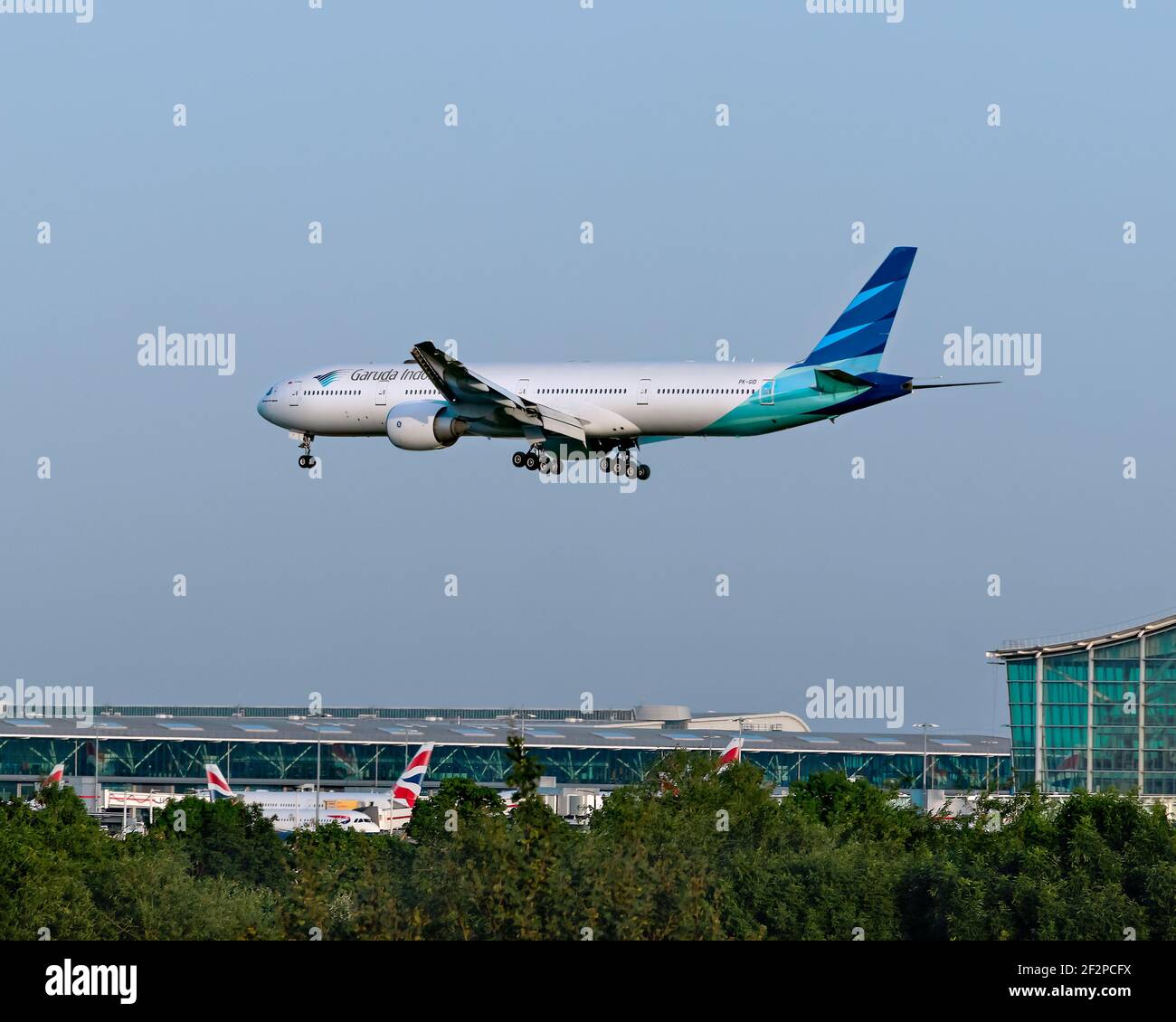 London, Heathrow Airport - Juni 2019 : Indonesische Fluggesellschaft, Garuda Indonesia, Boeing 777, die am Terminal 5 vorbeifliegt. Bild: Abdul Quraishi Stockfoto