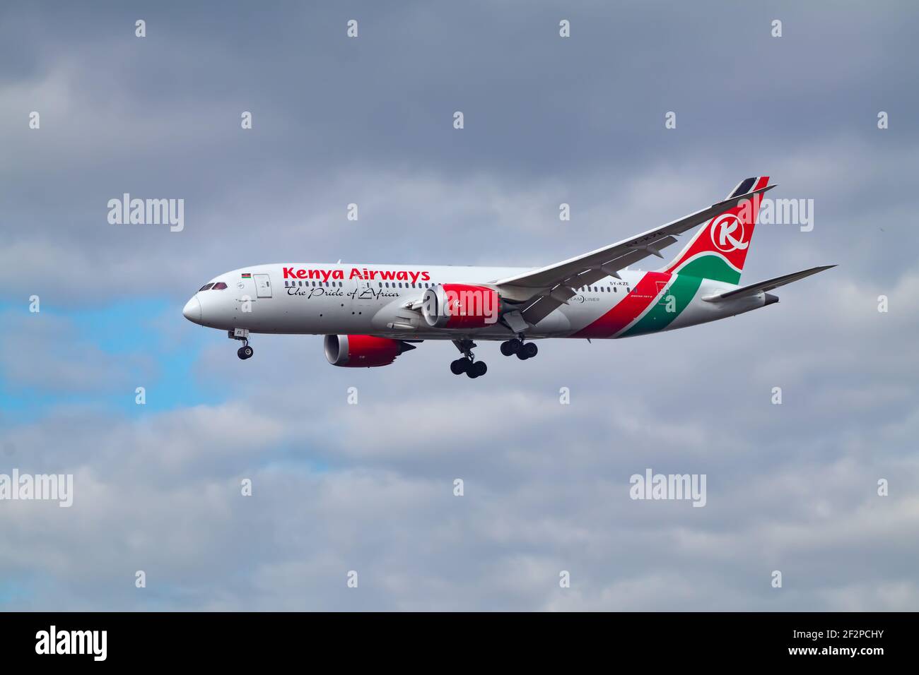 Großbritannien, London Heathrow, März 2020 - Kenya Airways letzter Flug nach Heathrow während der Sperrung. Hoher Kontrast und helles Bild der Ebene Richtung links. Raum Stockfoto