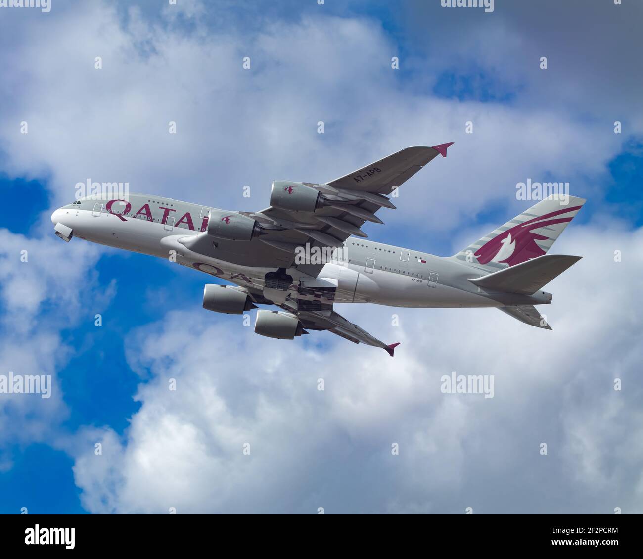 London, Heathrow Airport - Januar 2020: Qatar Airways, Airbus A380, in einen dramatischen Himmel abheben. Bild Abdul Quraishi Stockfoto