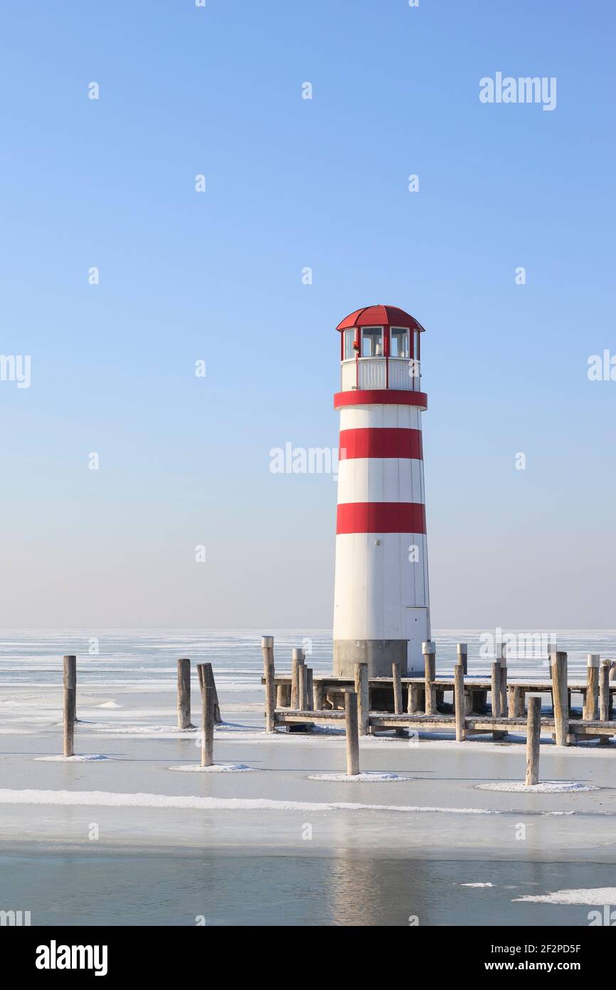 Leuchtturm am gefrorenen Neusiedler See, Podersdorf am See, Burgenland, Österreich Stockfoto