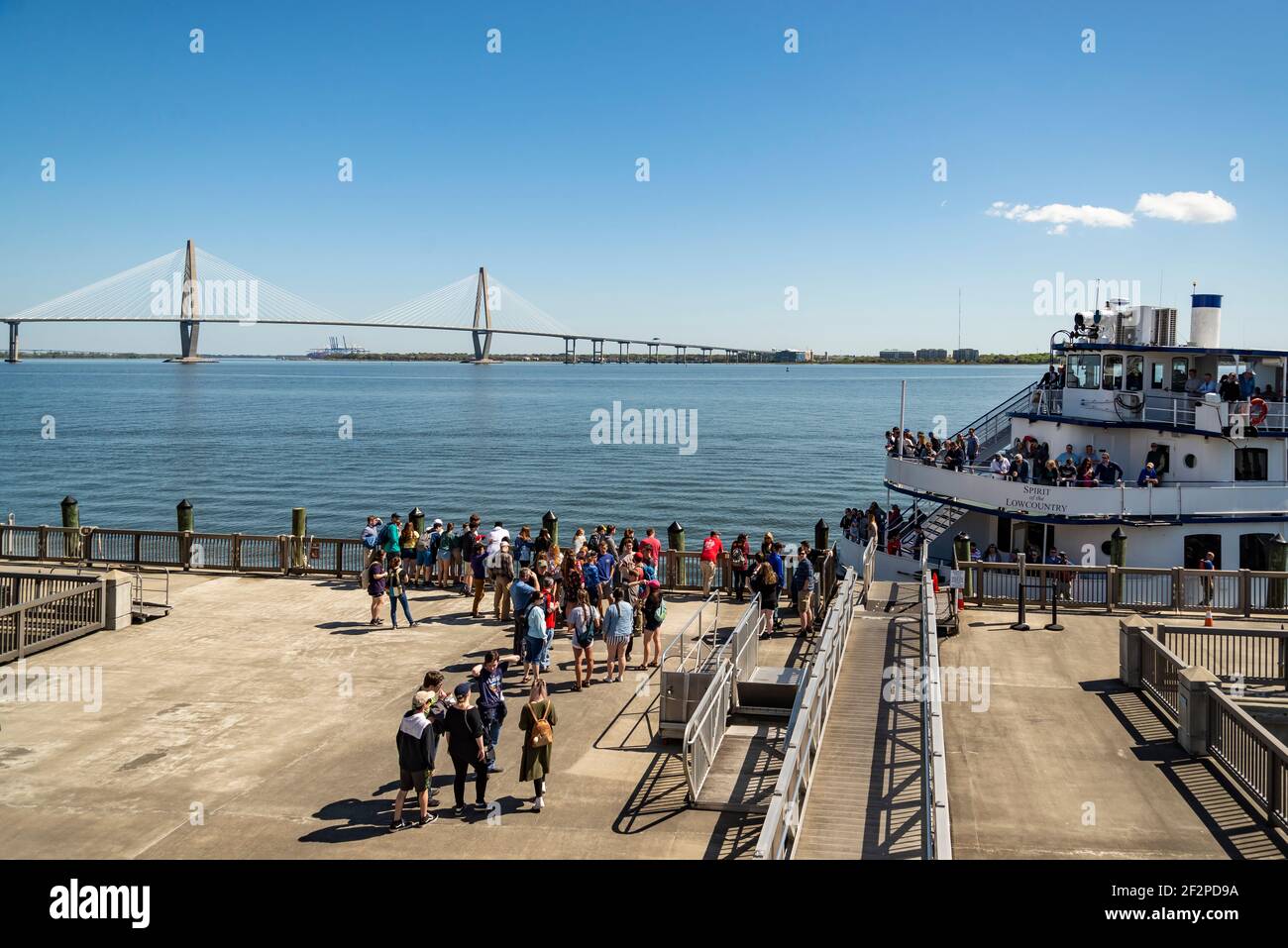 Ein Blick auf Fort Sunter Ferry Dock mit Touristen in Charleston, South Carolina, USA Stockfoto
