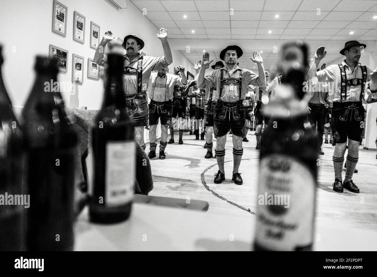 Deutschland, Bayern, Antdorf, Festwoche des Trachtenvereins. Männer im Clubhaus üben Schuhplapper in traditioneller Tracht. Stockfoto